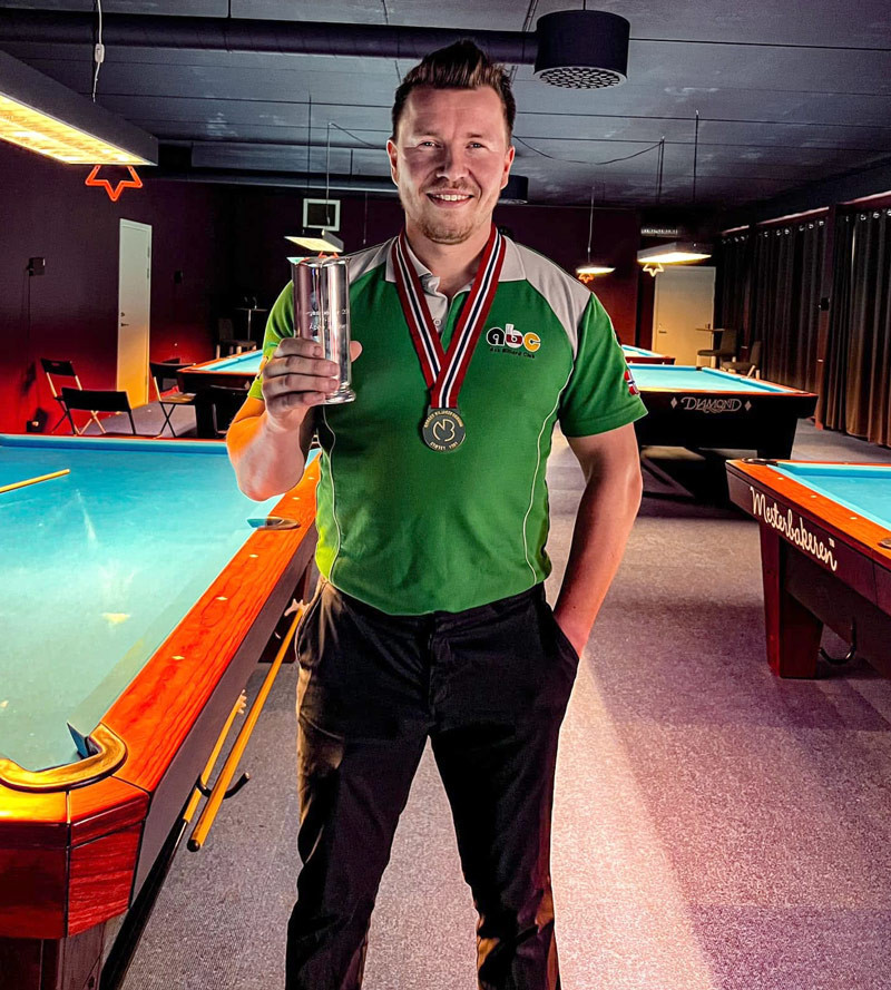 Biljardinstruktør med medalje og pokal